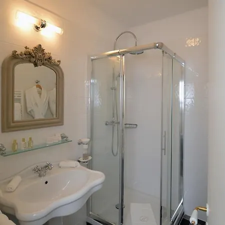 Grand Henri - Les Collectionneurs Hotel